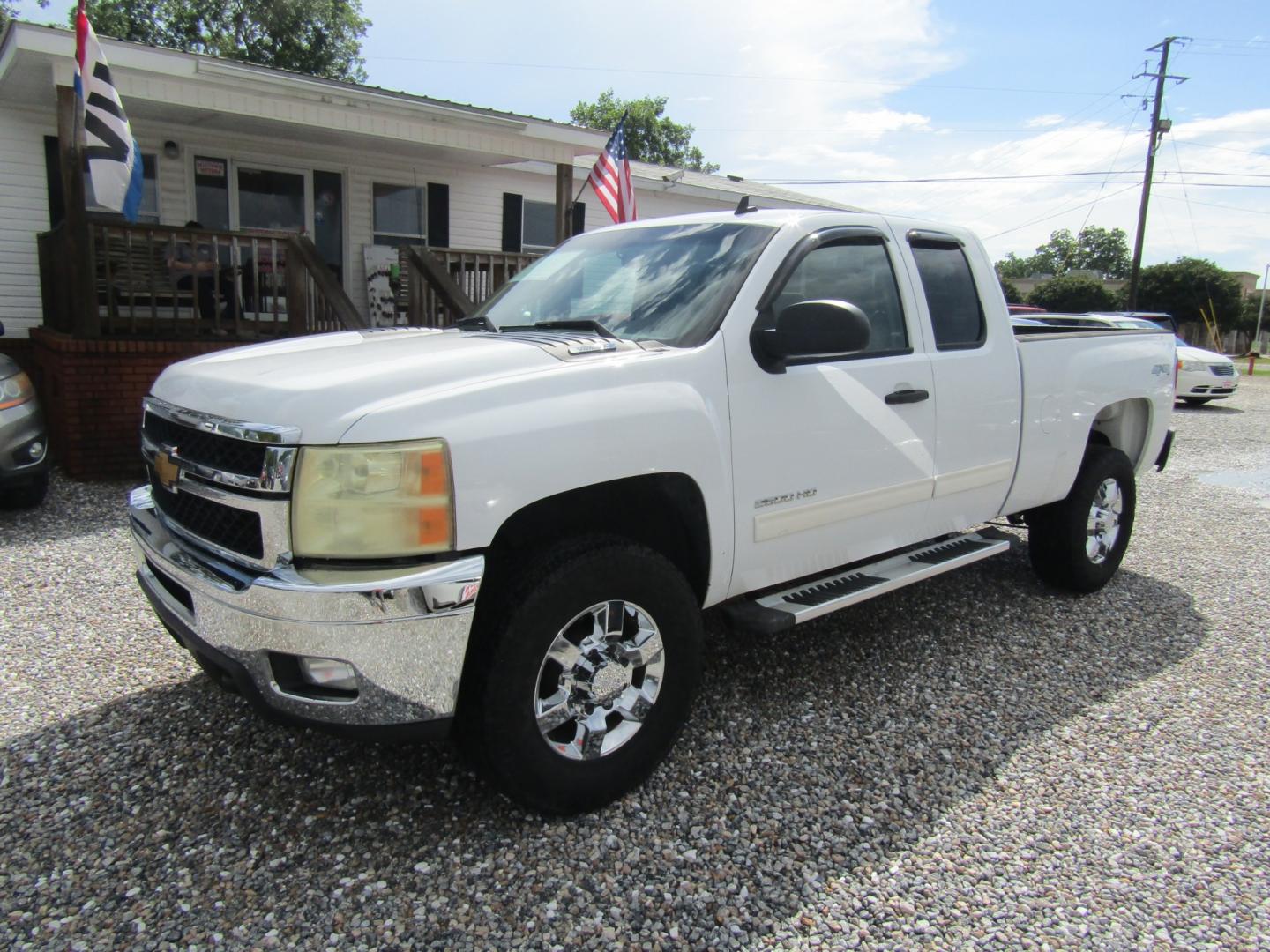 2013 White /Tan Chevrolet Silverado 2500HD LT Ext. Cab 4WD (1GC2KXCG3DZ) with an 6.0L V8 OHV 16V FFV engine, Automatic transmission, located at 15016 S Hwy 231, Midland City, AL, 36350, (334) 983-3001, 31.306210, -85.495277 - Photo#2
